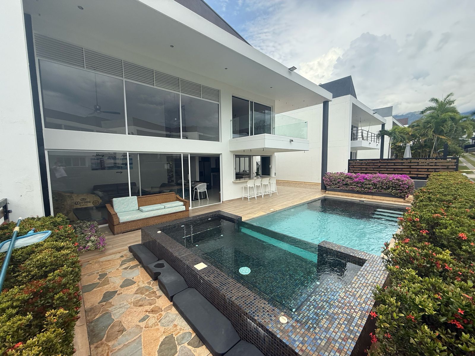 https://mmiprhedhizonliwnpui.supabase.co/storage/v1/object/public/gallery/f064c248-e76b-4f25-9852-07a3b7164f5f.png